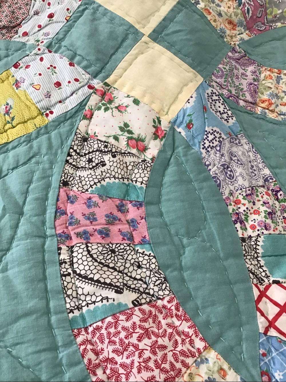 Vintage Double Wedding Ring quilt from the 1930s-1940s - Picture 7 of 15